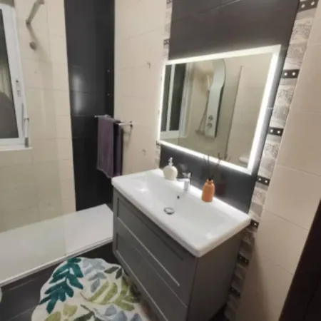 Modern And Spacious 3-bed Apartment, Steps From The *