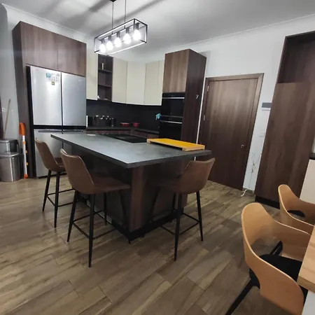 Modern And Spacious 3-bed Apartment, Steps From The Appartement