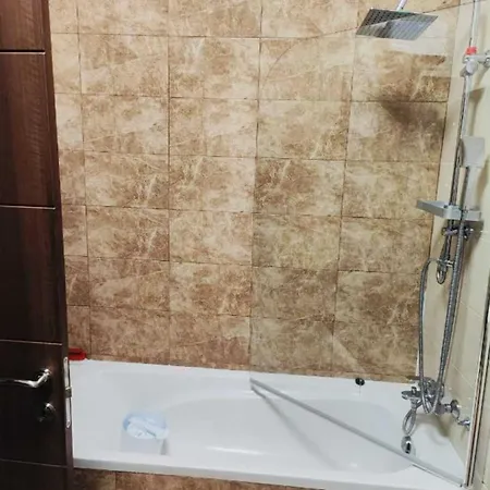 Apartman Modern And Spacious 3-bed Apartment, Steps From The *