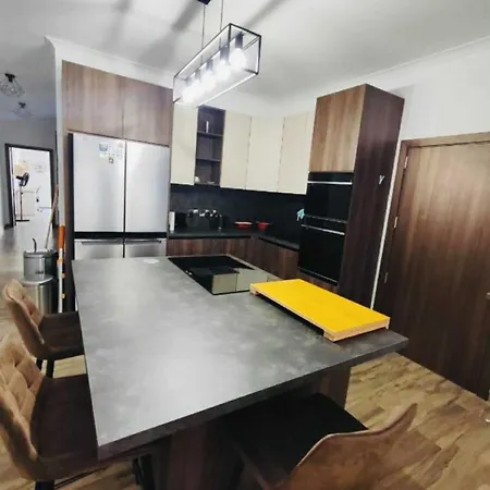Modern And Spacious 3-bed Apartment, Steps From The Apartman