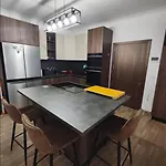 Modern And Spacious 3-bed Apartment, Steps From The アパート セント・ポールズ・ベイ