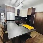 Modern And Spacious 3-bed Apartment, Steps From The アパート