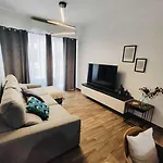 Modern And Spacious 3-bed Apartment, Steps From The