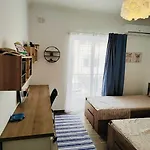 Modern And Spacious 3-bed Apartment, Steps From The Apartment