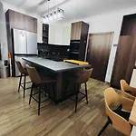 Apartment Modern And Spacious 3-bed Apartment, Steps From The *