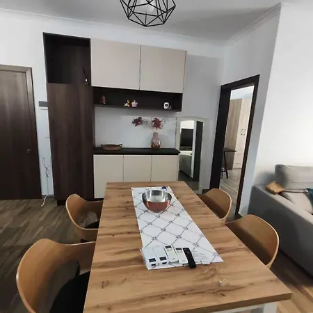 Modern And Spacious 3-bed Apartment, Steps From The Apartmán