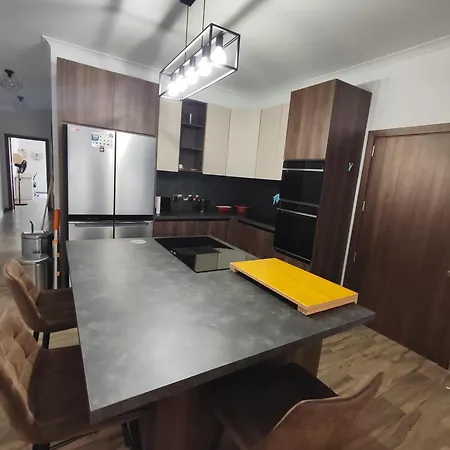 Modern And Spacious 3-bed Apartment, Steps From The *