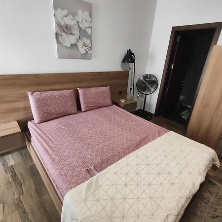 Modern And Spacious 3-bed Apartment, Steps From The Lejlighed *