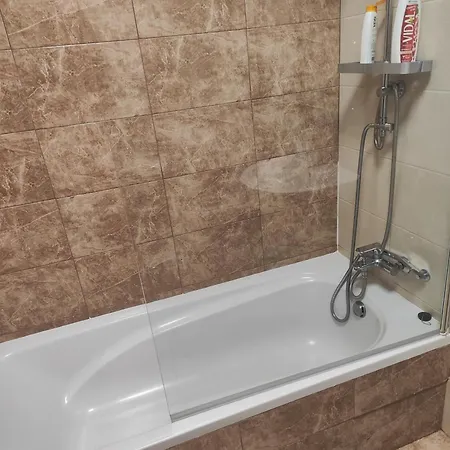 Apartment Modern And Spacious 3-bed Apartment, Steps From The
