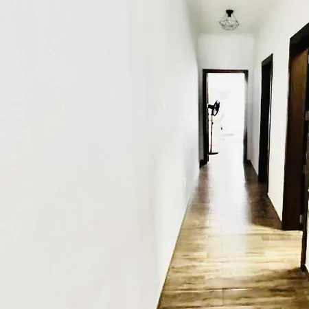 Apartment Modern And Spacious 3-bed Apartment, Steps From The