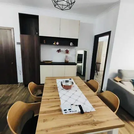 Modern And Spacious 3-bed Apartment, Steps From The Lejlighed *