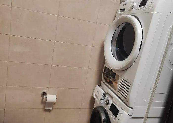 Modern And Spacious 3-bed Apartment, Steps From The Lejlighed