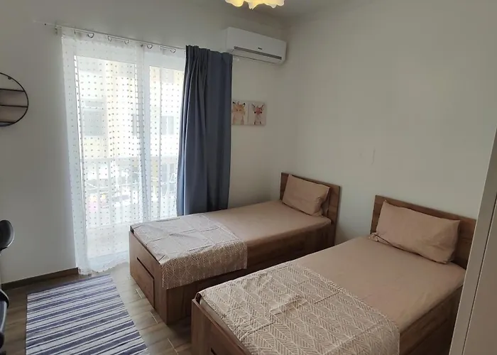 Modern And Spacious 3-bed Apartment, Steps From The Lejlighed