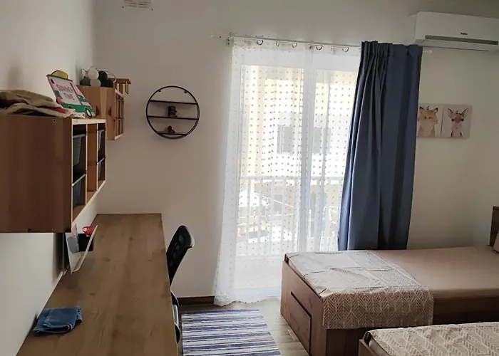 Lejlighed Modern And Spacious 3-bed Apartment, Steps From The