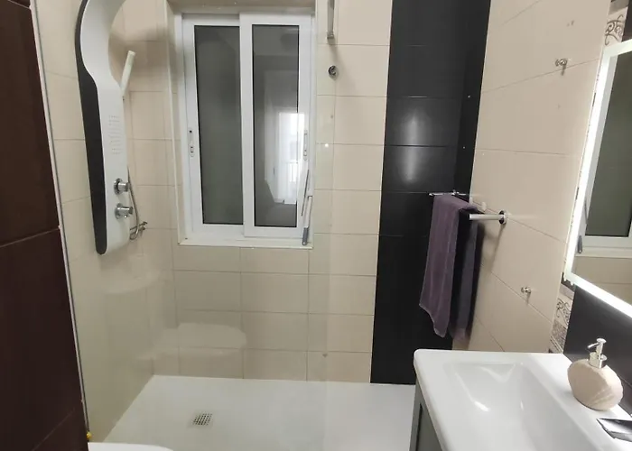 Modern And Spacious 3-bed Apartment, Steps From The Lejlighed *