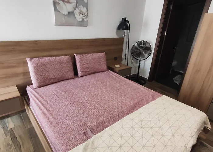 Modern And Spacious 3-bed Apartment, Steps From The Lejlighed *