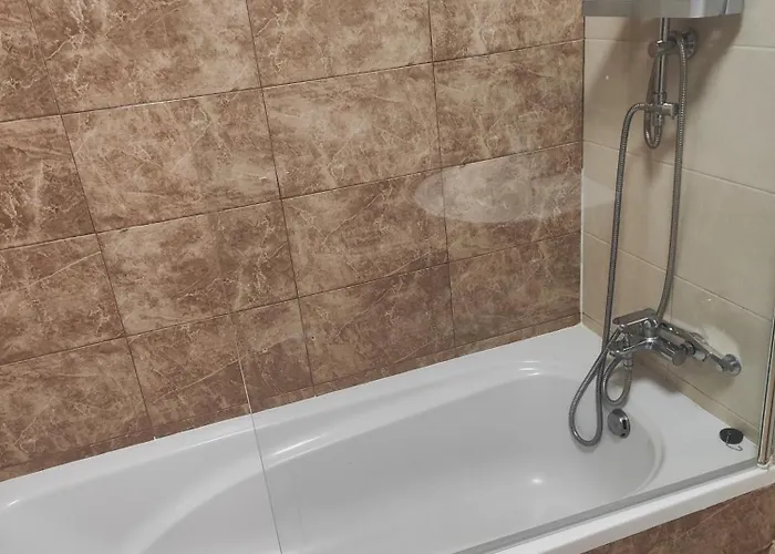 Lejlighed Modern And Spacious 3-bed Apartment, Steps From The