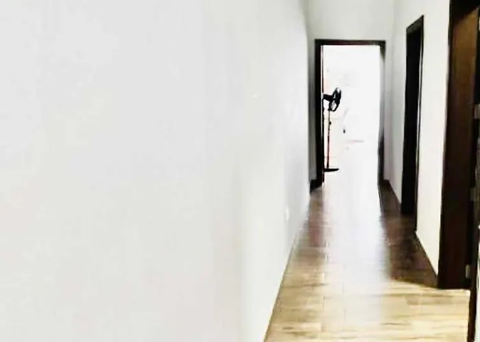 Lejlighed Modern And Spacious 3-bed Apartment, Steps From The