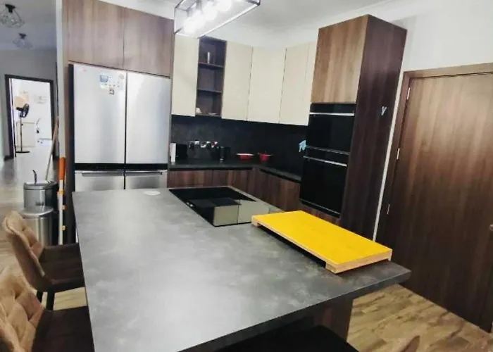 Modern And Spacious 3-bed Apartment, Steps From The Lejlighed