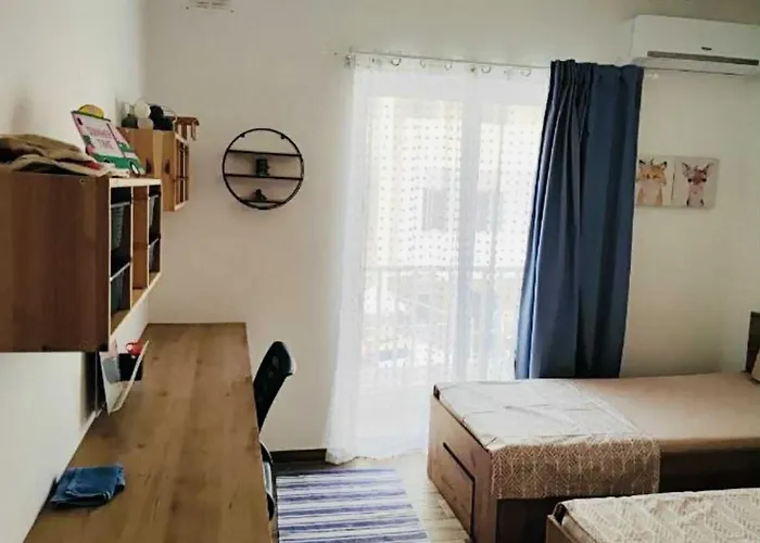 Modern And Spacious 3-bed Apartment, Steps From The Lejlighed