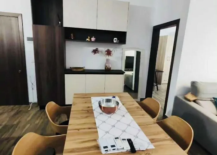 Modern And Spacious 3-bed Apartment, Steps From The Lejlighed *