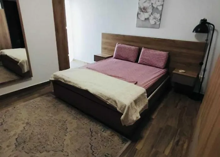 Modern And Spacious 3-bed Apartment, Steps From The Lejlighed