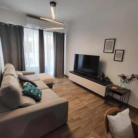 Modern And Spacious 3-bed Apartment, Steps From The Apartament