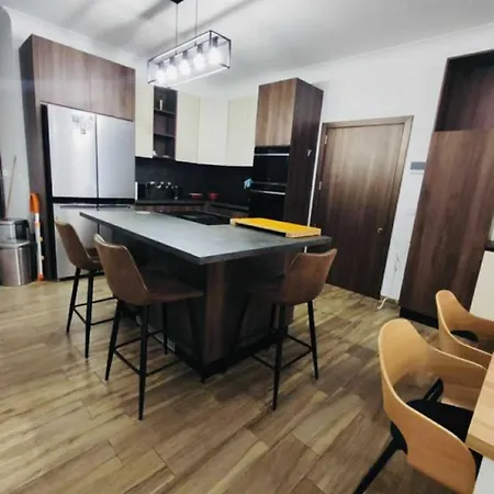 아파트 Modern And Spacious 3-bed Apartment, Steps From The *